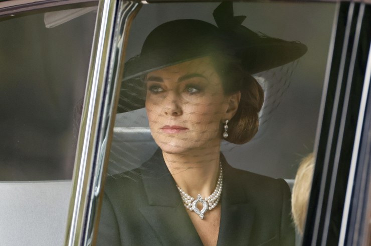 Kate Middleton indossa la collana di perle della Regina Elisabetta
